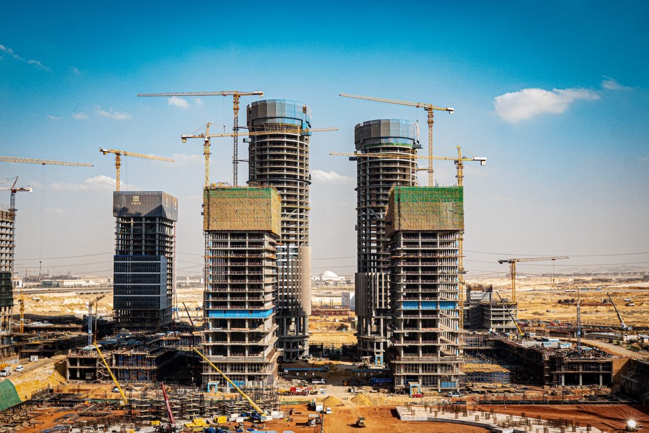 Obra de edifício com estrutura em andamento