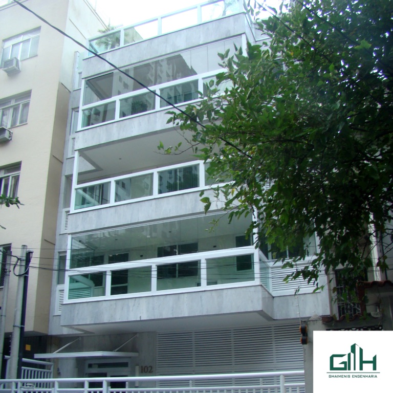 Edifício residencial com varandas envidraçadas