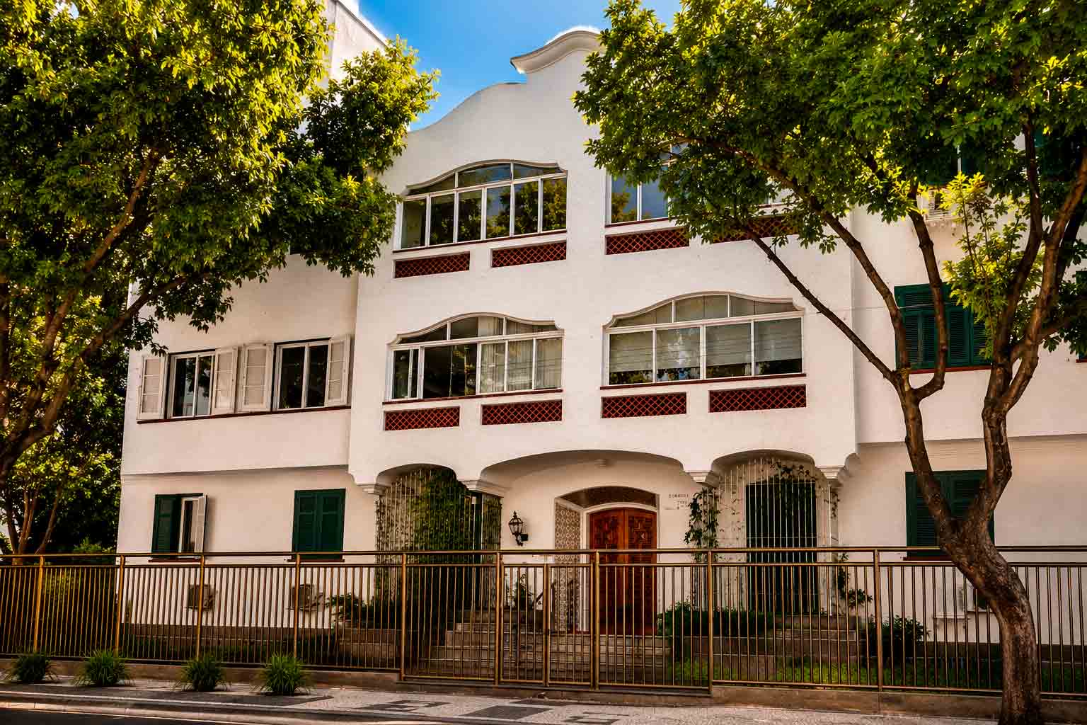 Fachada de prédio da década de 1970 no Leblon